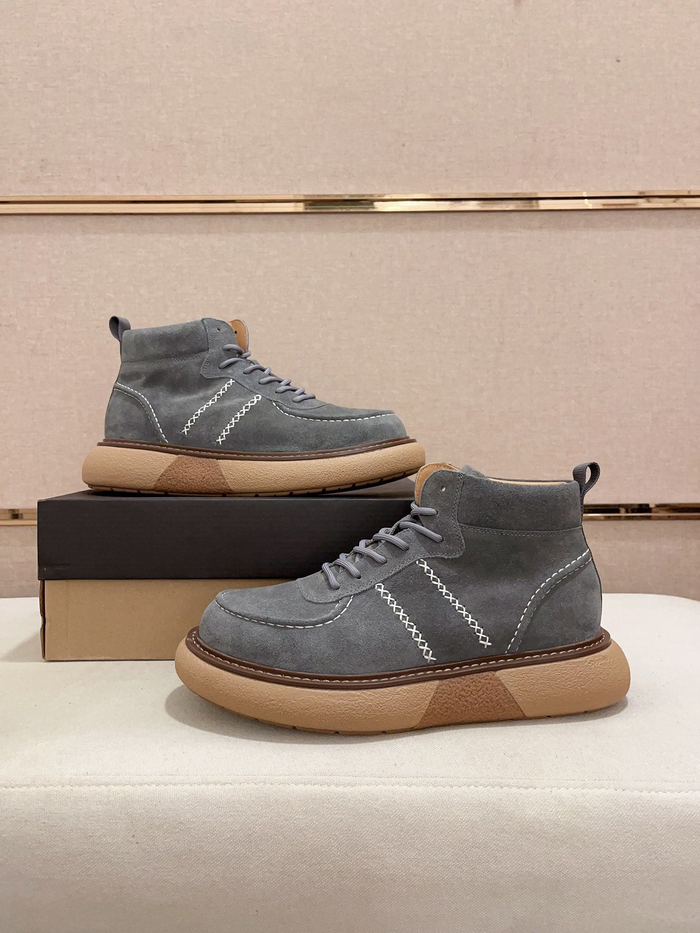 UGG Men's Chukka Lace-Up Boot — Grey Suede