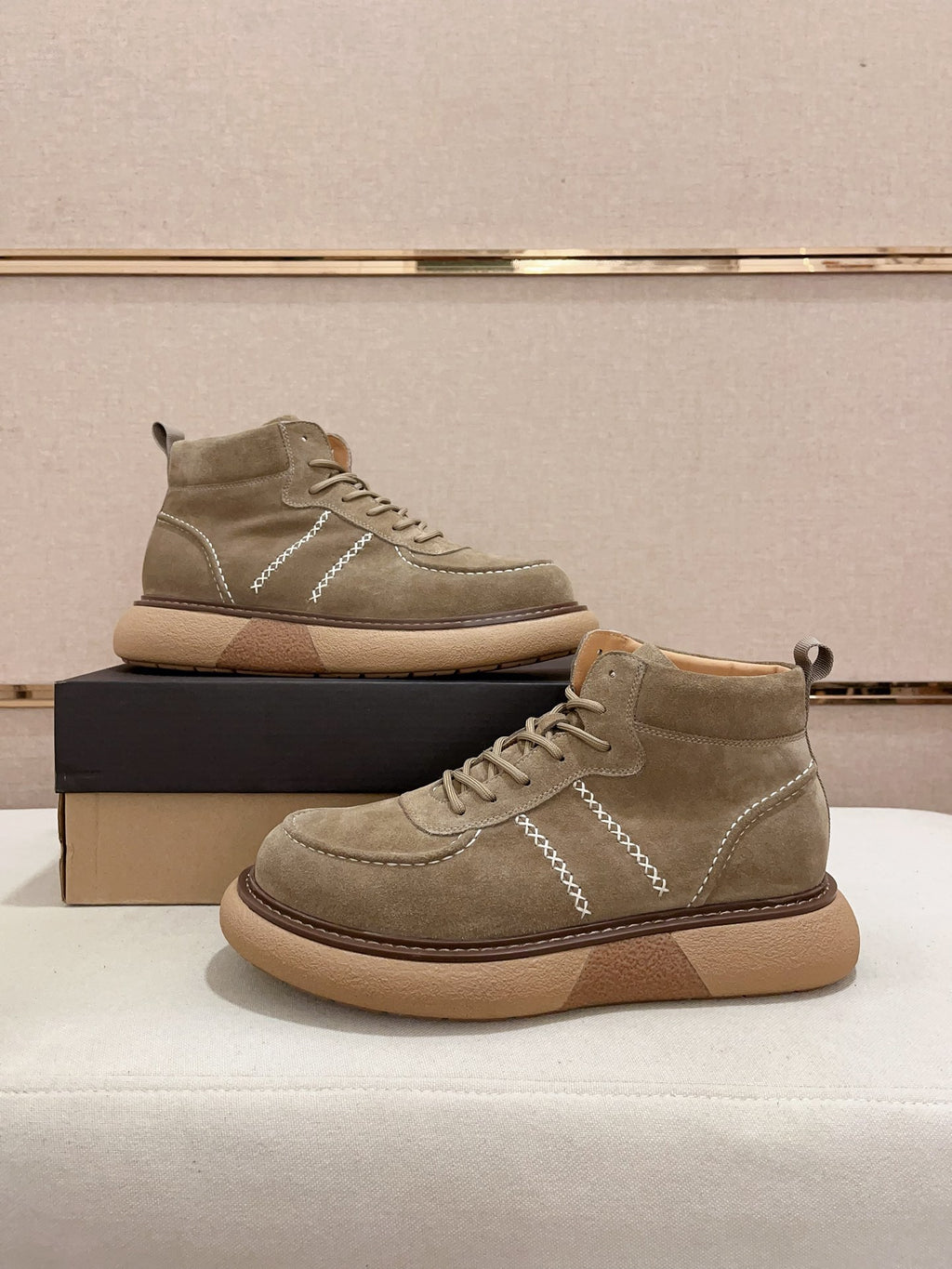 UGG Men's Chukka Lace-Up Boot — Sand Suede