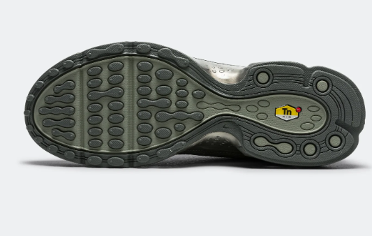 Nike Air Max Plus VII Sneakers – White / Black / Smoke Grey